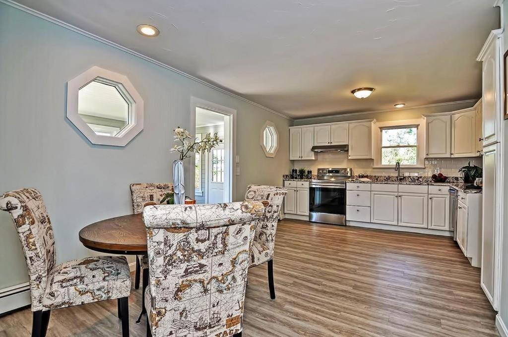 Charming Cottage Historic Falmouth Cape Cod Near Beach And Downtown 2Br 1Bath Deck Eksteriør bilde