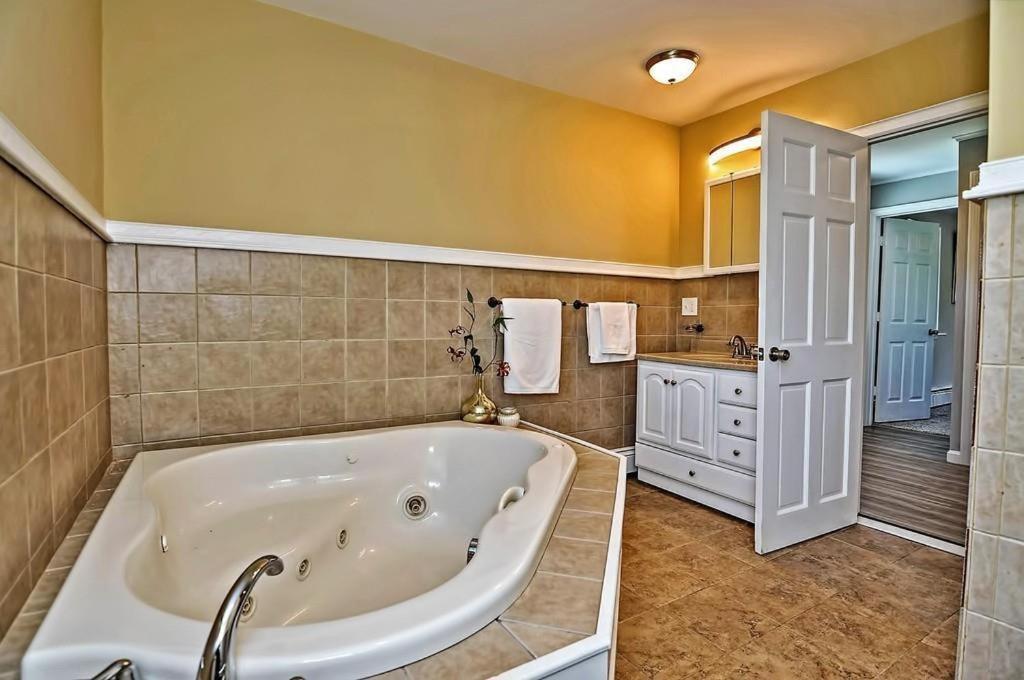 Charming Cottage Historic Falmouth Cape Cod Near Beach And Downtown 2Br 1Bath Deck Eksteriør bilde